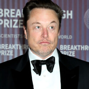 Elon Musk tuyên bố mình là ma cà rồng du hành thời gian 3000 năm tuổi trên mạng xã hội X
