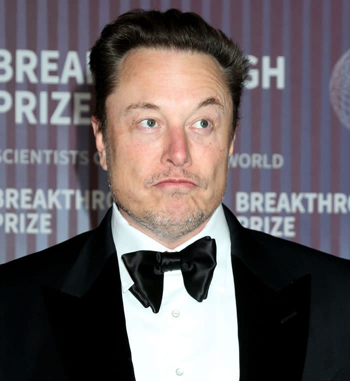 Elon Musk tuyên bố mình là ma cà rồng du hành thời gian 3000 năm tuổi trên mạng xã hội X