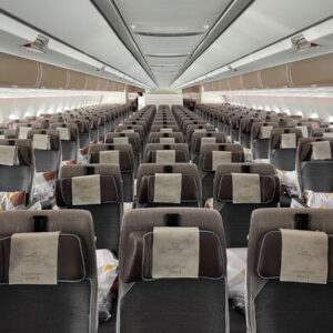 Người mẹ đi du lịch hàng không với em bé trên máy bay Etihad A350 Economy Class