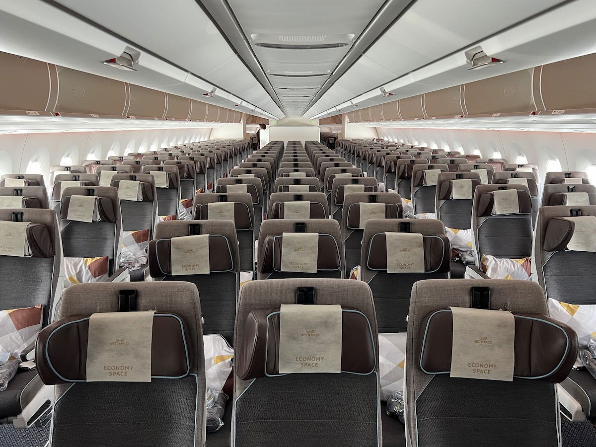 Người mẹ đi du lịch hàng không với em bé trên máy bay Etihad A350 Economy Class