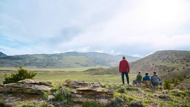 Gia đình đi bộ đường dài trong khung cảnh núi non hùng vĩ ở Wyoming