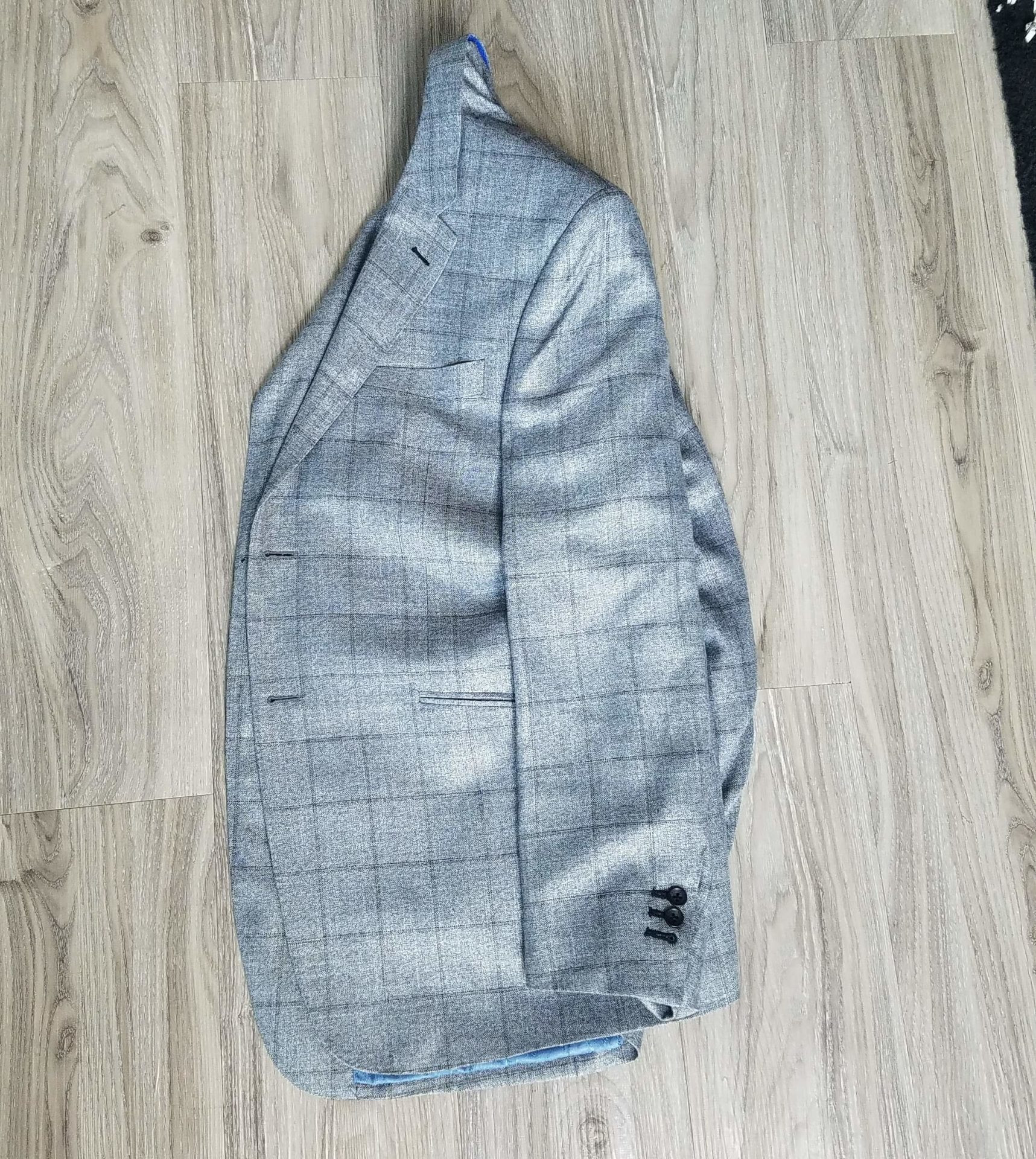 Túi đựng suit chuyên dụng giúp bảo vệ bộ suit khỏi nếp nhăn khi di chuyển
