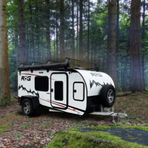 trailer-camping-family
