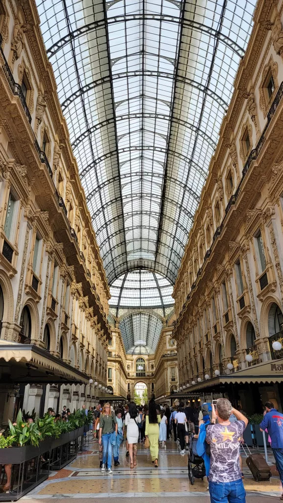Galleria Vittorio Emanuele II ở Milan, một phần của hành trình du lịch một mình ở Milan