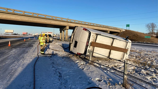 Một cơn bão mùa đông đã tàn phá kế hoạch di chuyển Lễ Tạ Ơn ở Minnesota, với những con đường trơn trượt gây ra nhiều tai nạn.