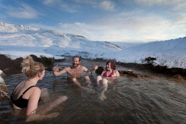 Giao lưu tại một trong nhiều hồ bơi địa phương ở Iceland.