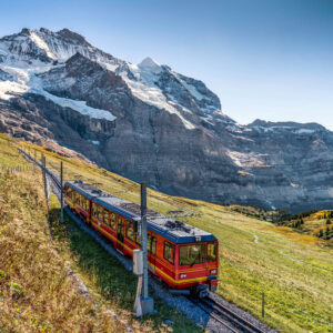 Tuyến đường sắt Jungfrau màu đỏ chạy trên dãy núi Alps của Thụy Sĩ