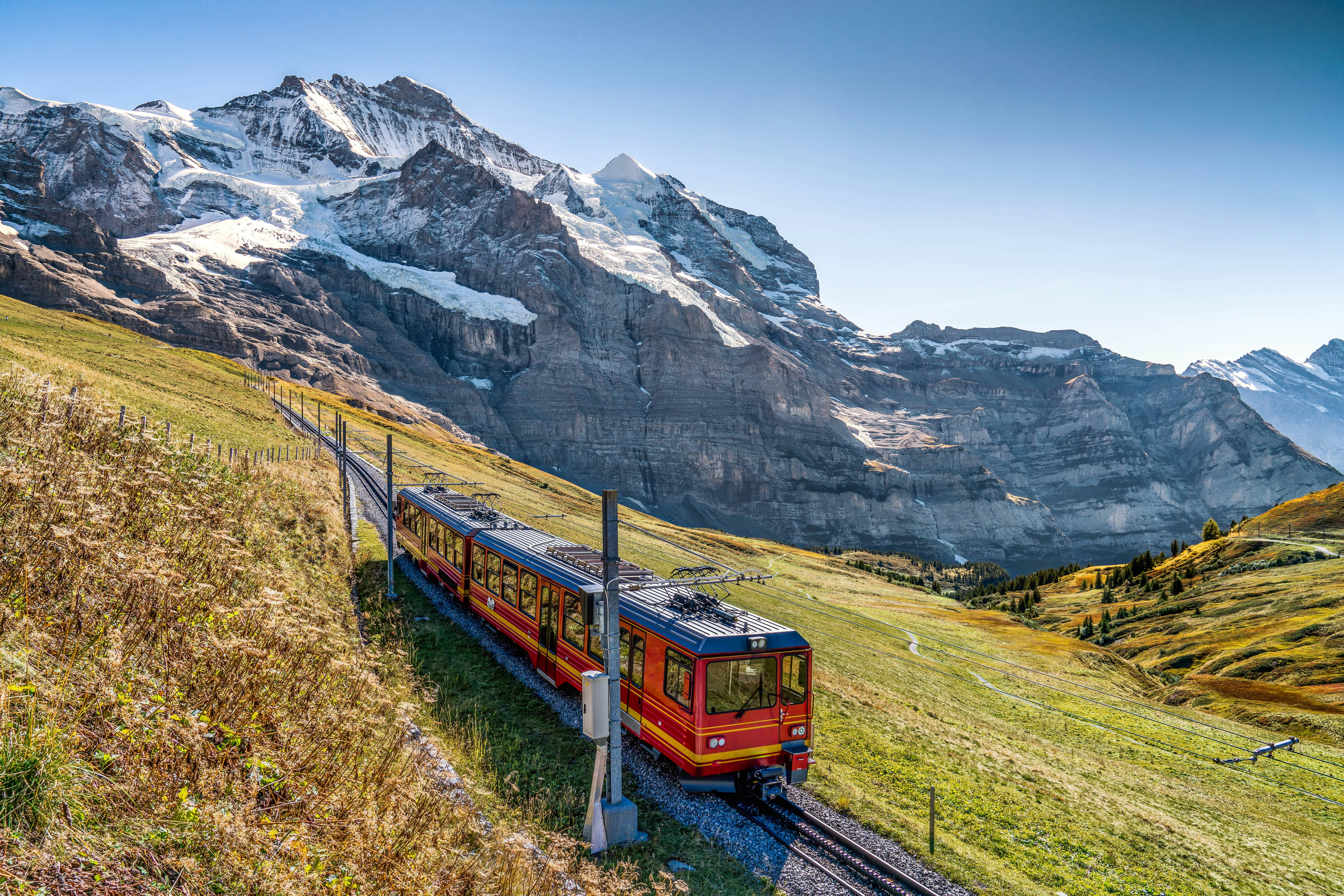 Tuyến đường sắt Jungfrau màu đỏ chạy trên dãy núi Alps của Thụy Sĩ