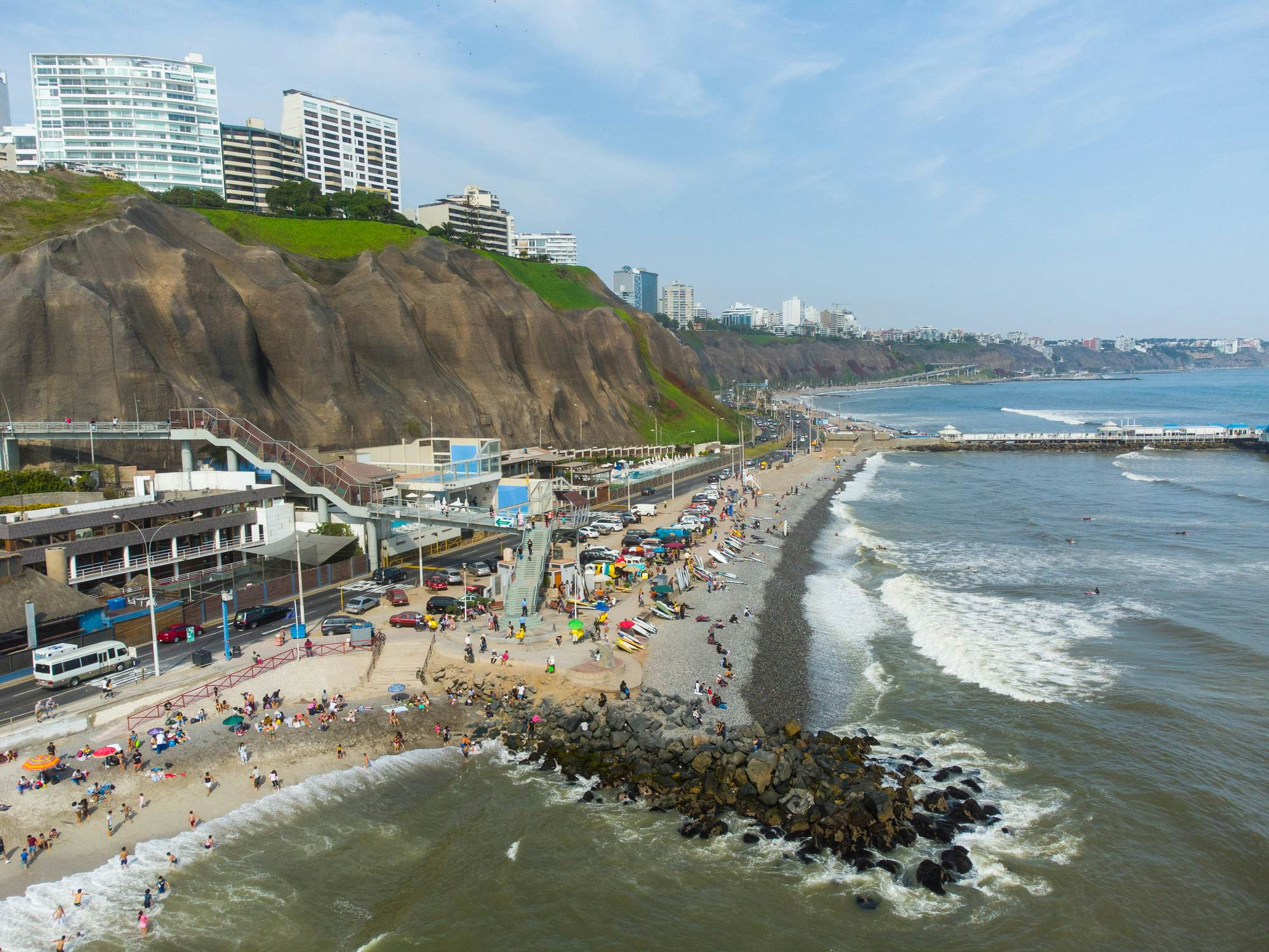 Bãi biển Makaha là một địa điểm lướt sóng nổi tiếng ở quận Miraflores dọc theo Costa Verde ở Lima bên bờ Thái Bình Dương thuộc thành phố thủ đô Peru.