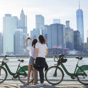 Một cặp đôi dừng xe đạp để chụp ảnh đường chân trời NYC