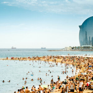 Tháng Sáu đến tháng Tám là những tháng bận rộn nhất đối với du khách đến Barcelona. Getty Images