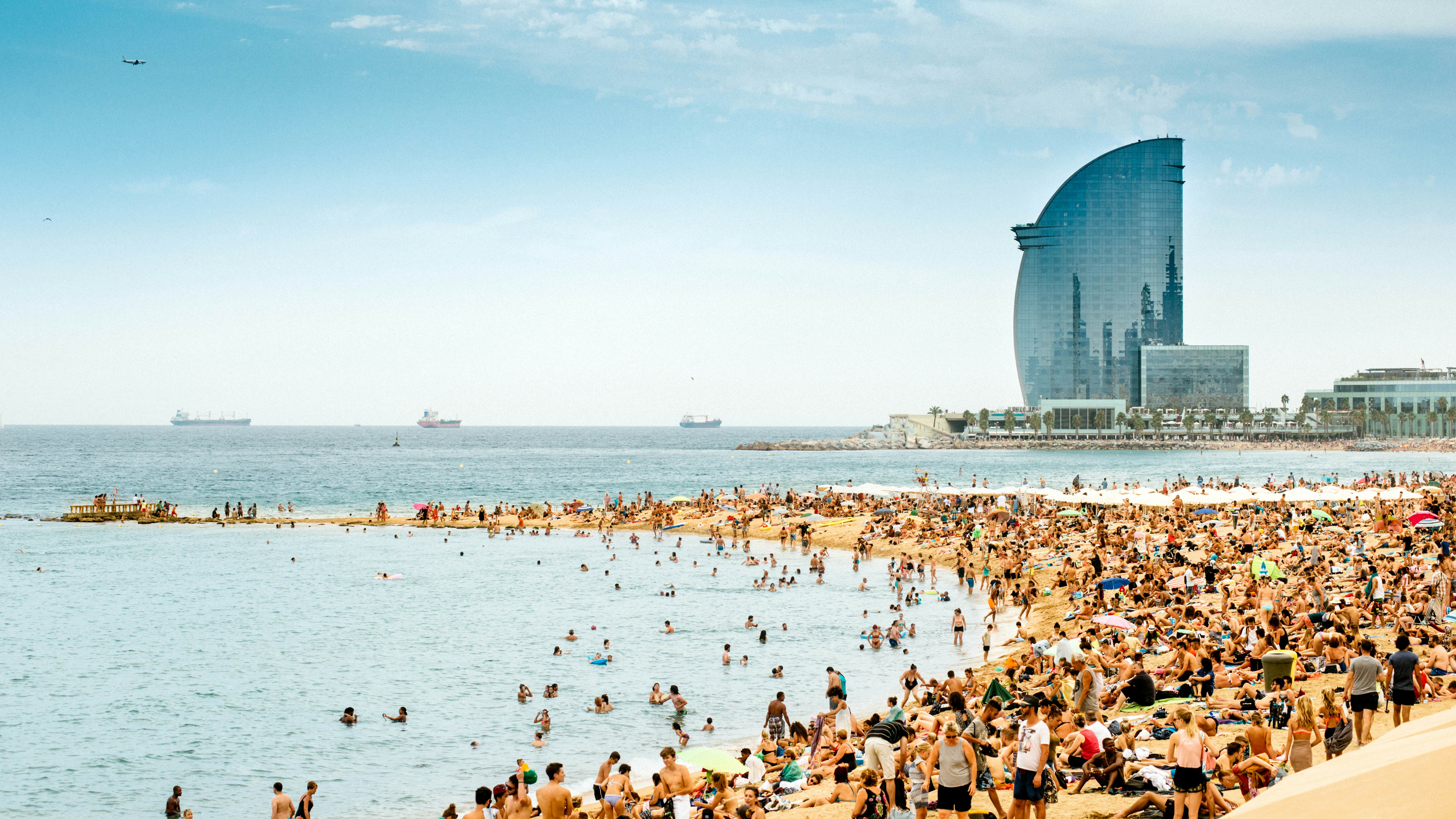 Tháng Sáu đến tháng Tám là những tháng bận rộn nhất đối với du khách đến Barcelona. Getty Images