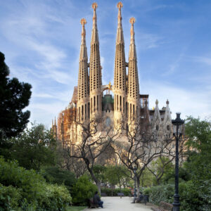 Nhà thờ Sagrada Familia nhìn từ bên ngoài với kiến trúc Catalan Modernism độc đáo