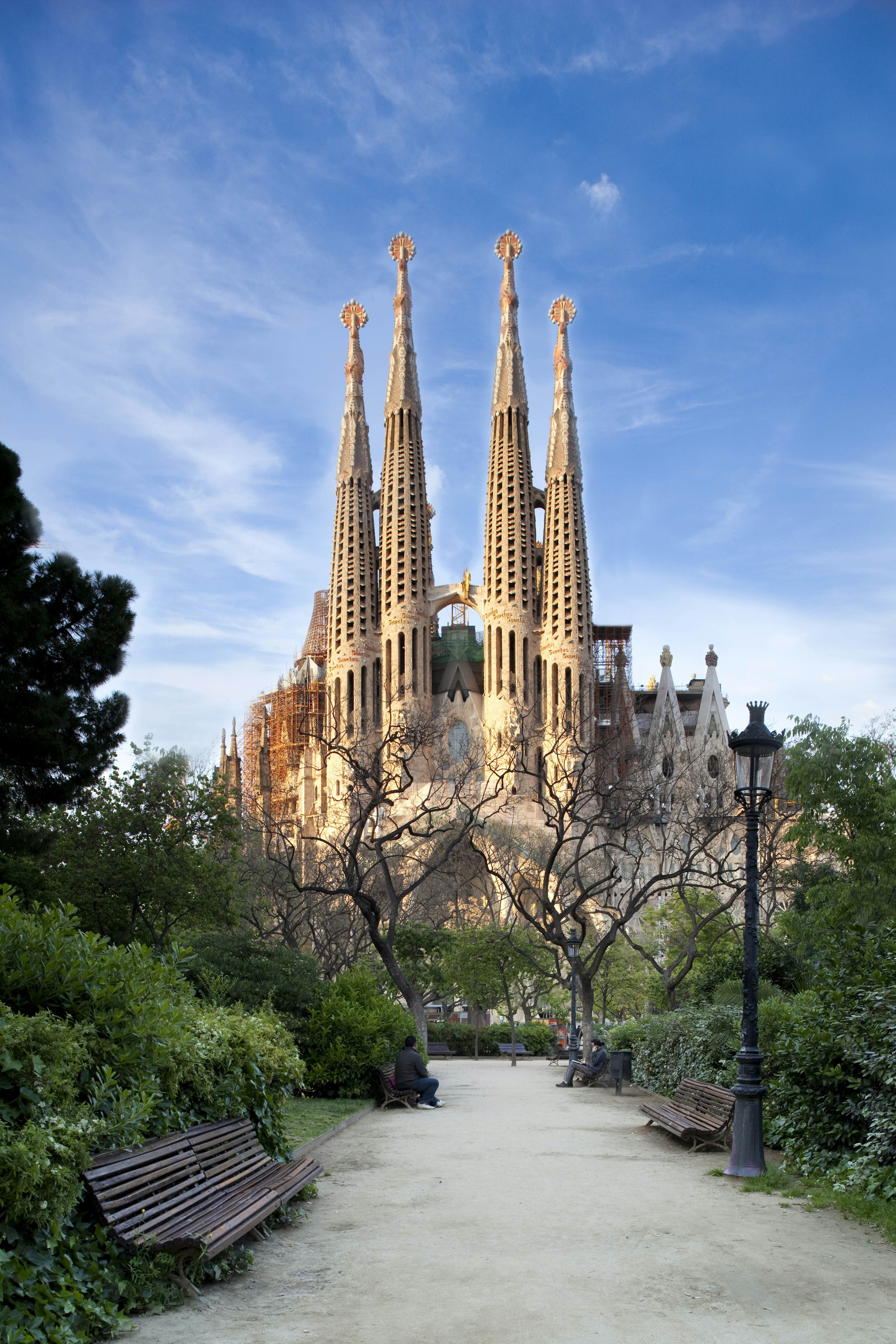 Nhà thờ Sagrada Familia nhìn từ bên ngoài với kiến trúc Catalan Modernism độc đáo