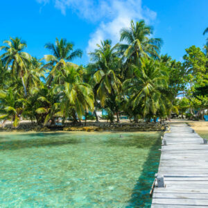 Cầu gỗ dẫn ra bãi biển Tobacco Caye, Belize