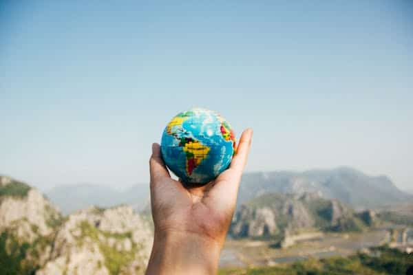 Người đang cầm quả địa cầu