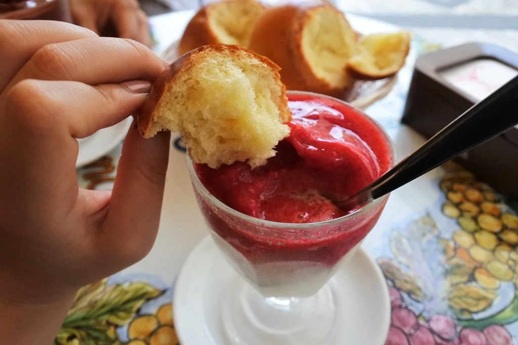 Bữa sáng với Granita ở Sicily