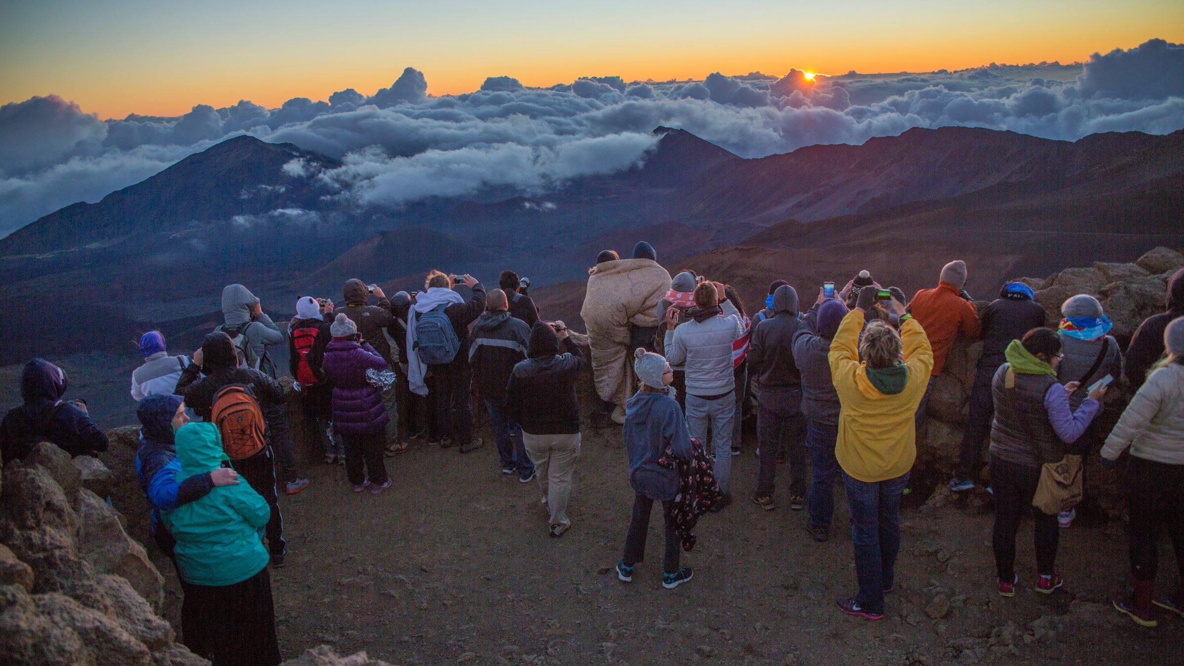 Đám đông xem mặt trời mọc trên đỉnh Haleakala ở Maui