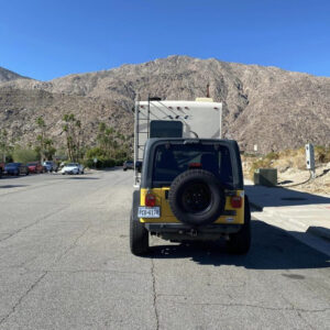 Đường phố nhộn nhịp ở trung tâm Palm Springs với các cửa hàng và nhà hàng sang trọng