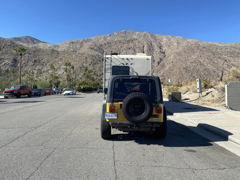 Đường phố nhộn nhịp ở trung tâm Palm Springs với các cửa hàng và nhà hàng sang trọng