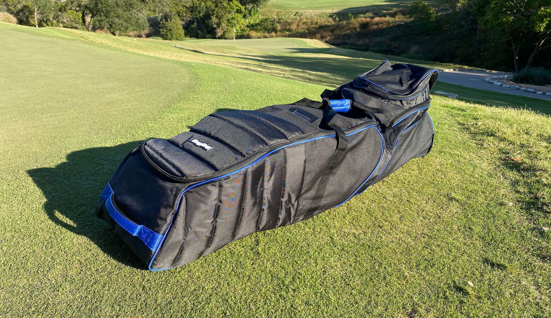 BagBoy T-660 Travel Cover trên nền cỏ