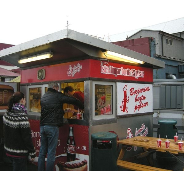 Quầy bán hot dog nổi tiếng nhất ở Reykjavik.