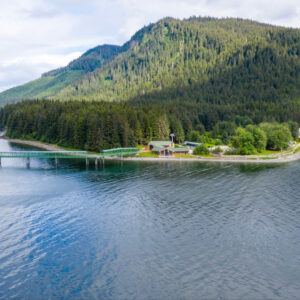 Tàu Norwegian Cruise Line tại vịnh hẹp băng giá Icy Strait Point Alaska