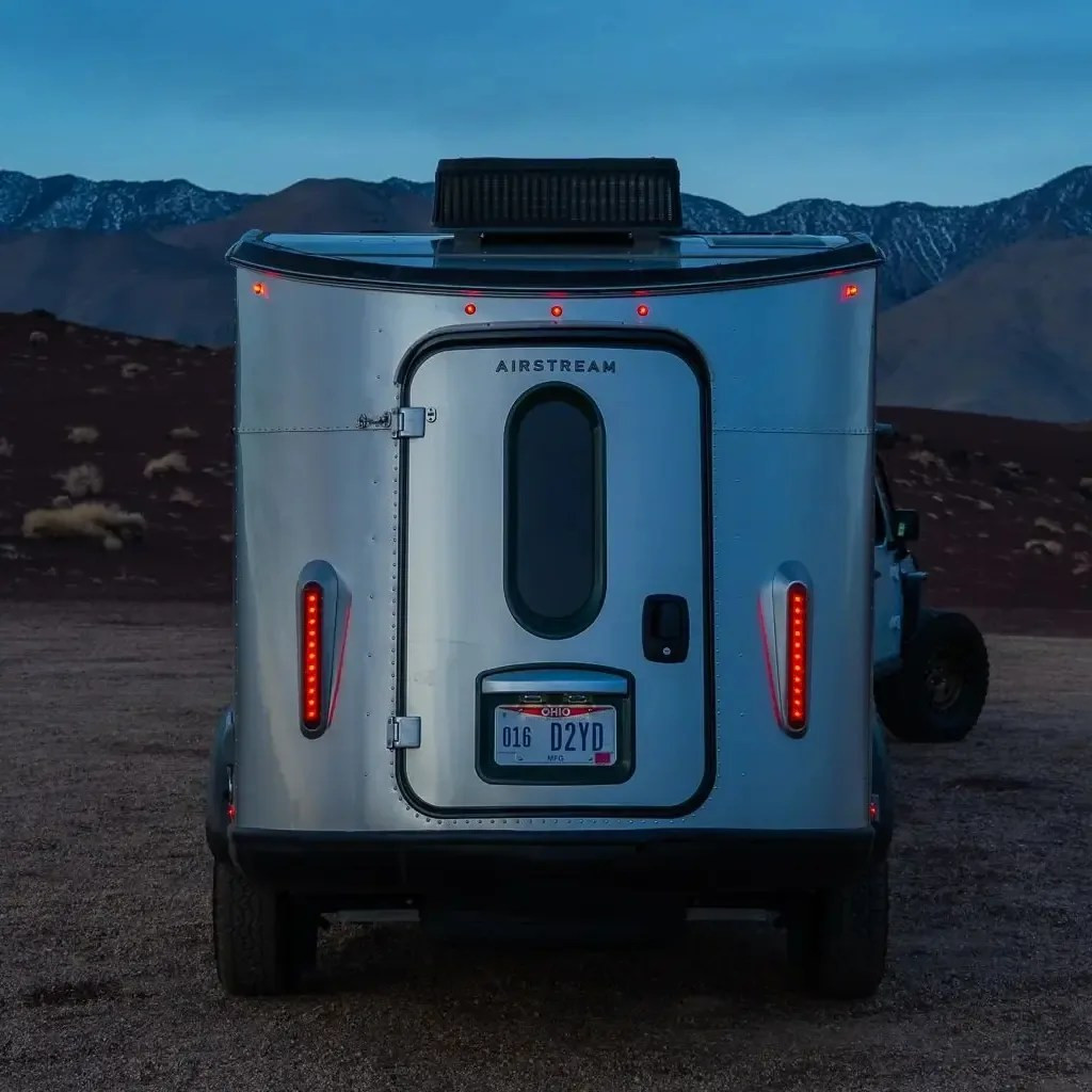 Airstream Basecamp REI Co-op Special Edition: Phong cách và tiện nghi kết hợp trong một phiên bản đặc biệt.