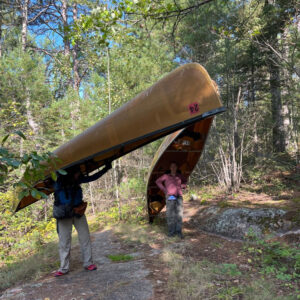 Ca nô trên hồ nước trong xanh ở Boundary Waters