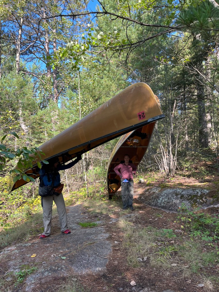 Ca nô trên hồ nước trong xanh ở Boundary Waters