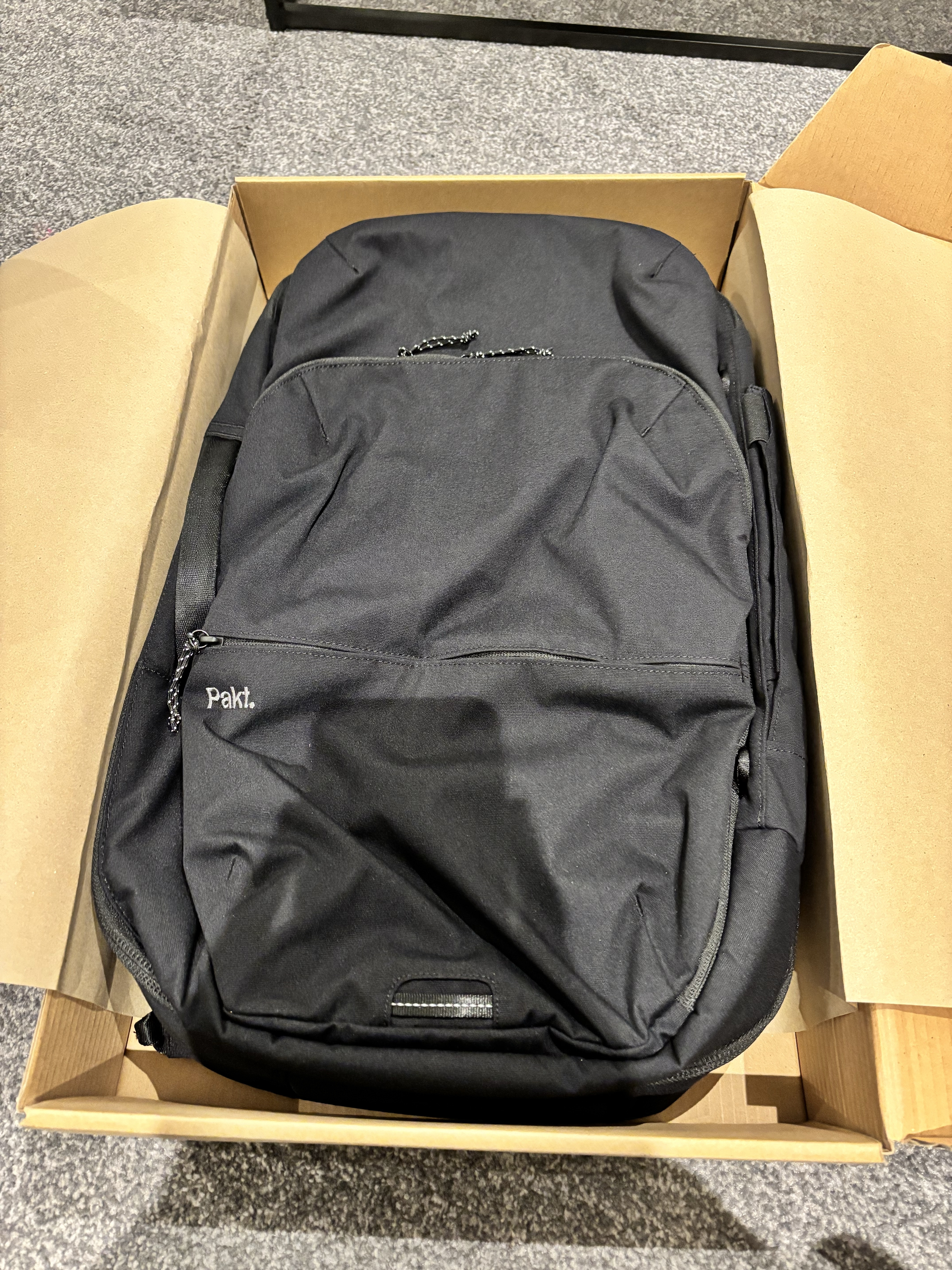Pakt Travel Backpack tính năng tiện lợi