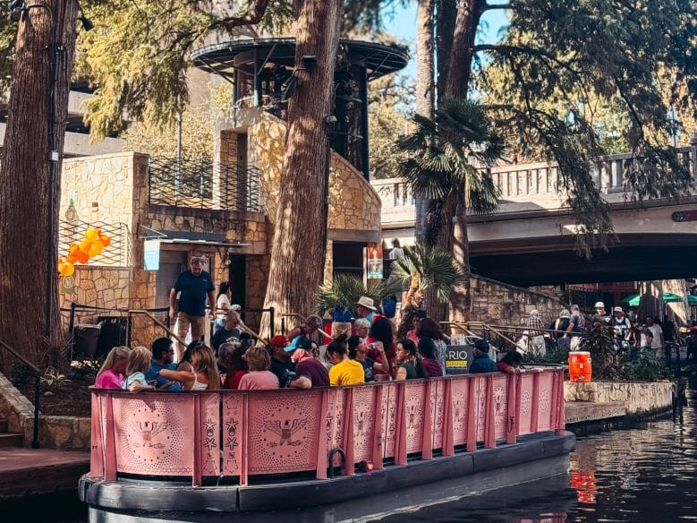 Thuyền màu hồng trên Phố Đi Bộ Dọc Sông San Antonio