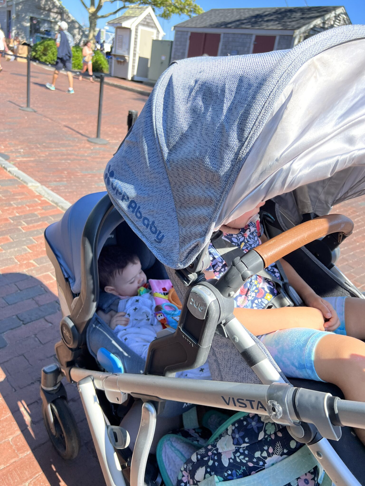 Ảnh minh họa nhân viên sân bay hỗ trợ hành khách sử dụng xe đẩy UppaBaby Vista