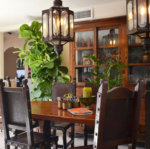 Khu vực ăn uống với bàn ghế theo phong cách Spanish Revival và đèn lồng sắt lớn từ Ấn Độ