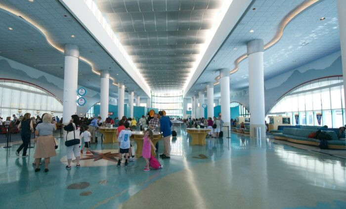 Bên trong nhà ga Disney Cruise Line ở Cảng Canaveral