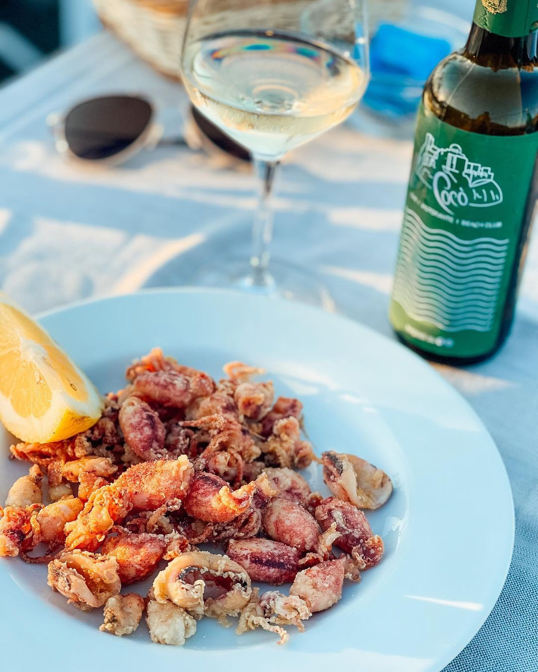 Du khách nữ khám phá vẻ đẹp của Ischia một mình, thể hiện sự tự tin và độc lập trong chuyến đi.