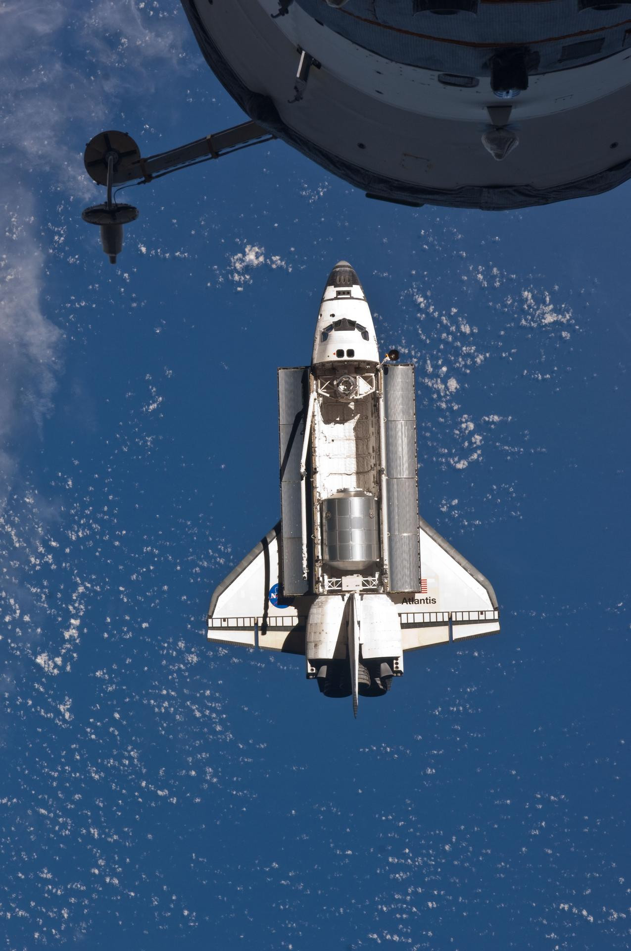 Tàu con thoi Atlantis đang tiến hành ghép nối với Trạm Vũ trụ Quốc tế (ISS)