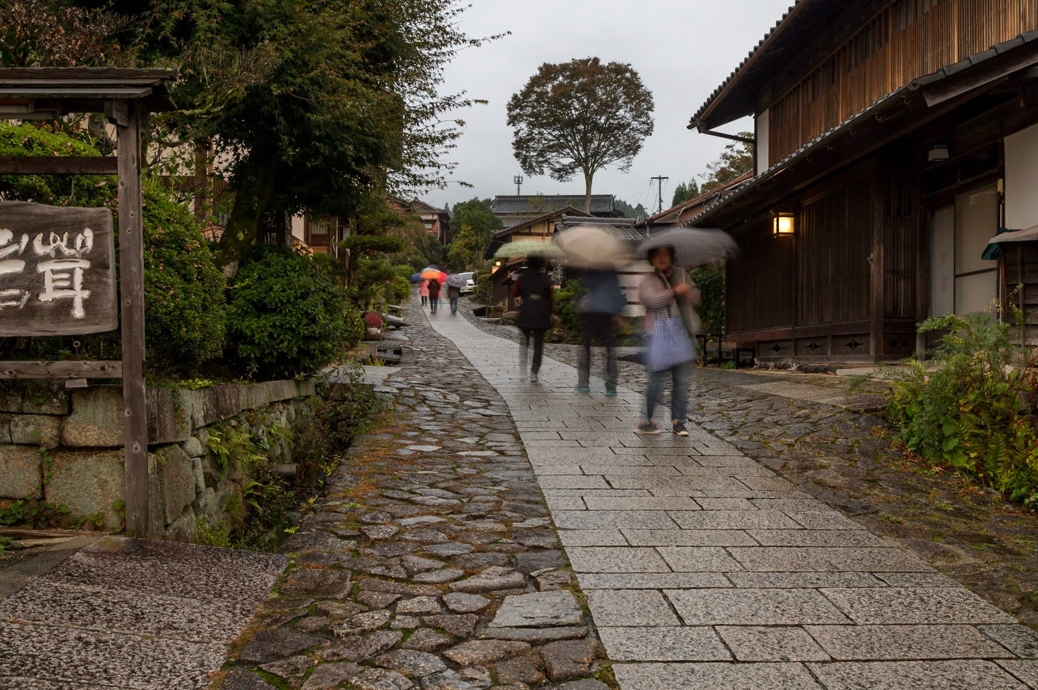 Magome trong mưa với những con dốc lát đá cổ kính