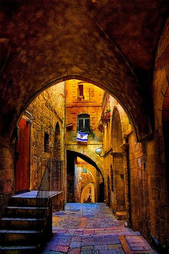 Một con hẻm ở khu Do Thái trong thành phố cổ Jerusalem, Israel. Ảnh qua Pinterest