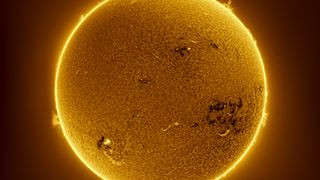 Mặt trời xuất hiện như một quả cầu plasma màu vàng rực rỡ.