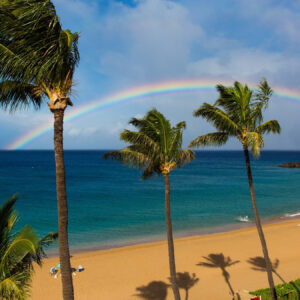 Bãi biển Kaanapali ở Maui với cầu vồng trên bầu trời