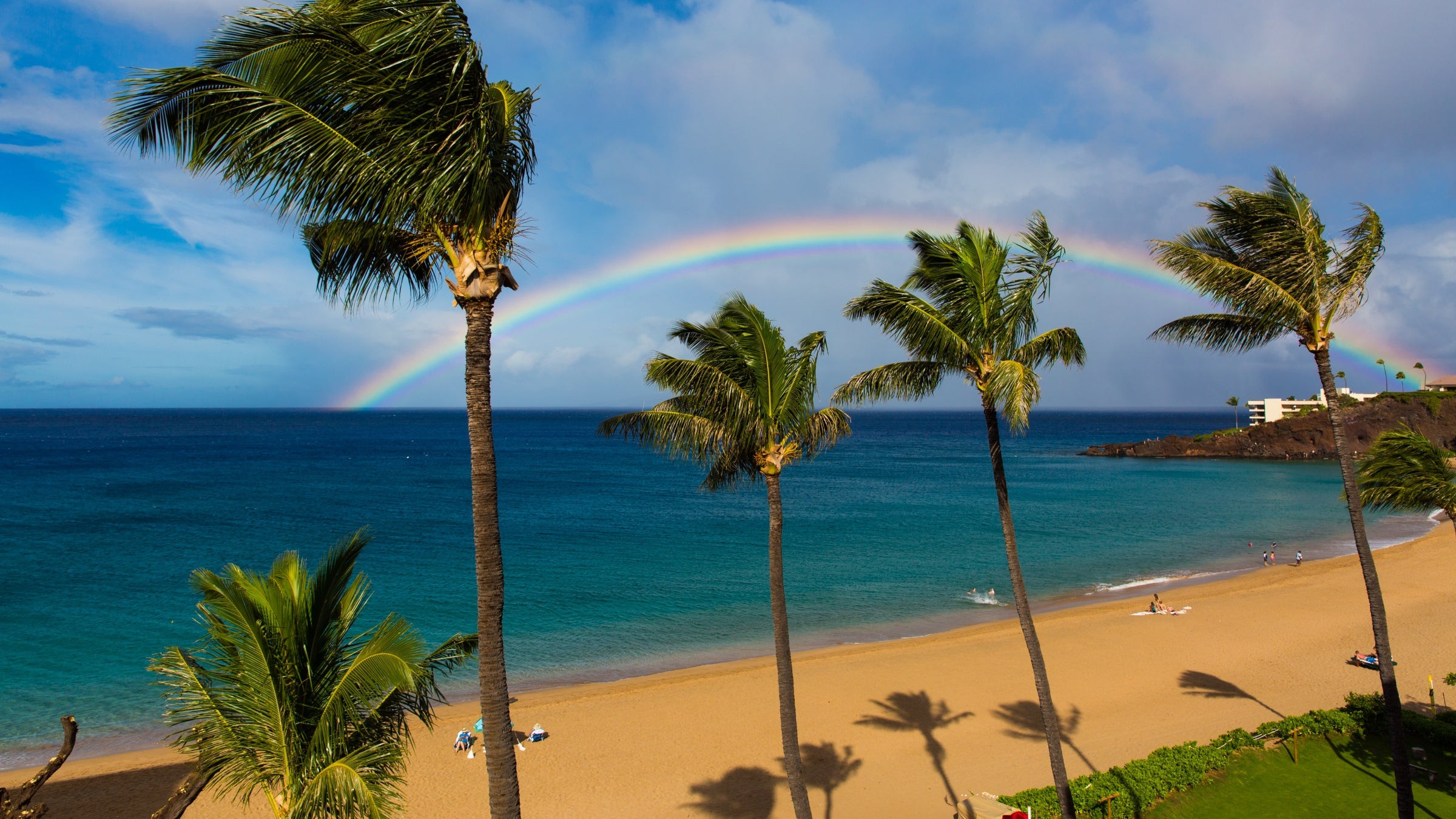 Bãi biển Kaanapali ở Maui với cầu vồng trên bầu trời