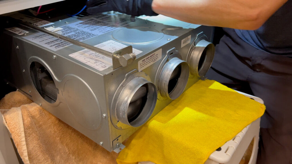 Cần tháo lò sưởi Dometic để thay thế công tắc cánh buồm