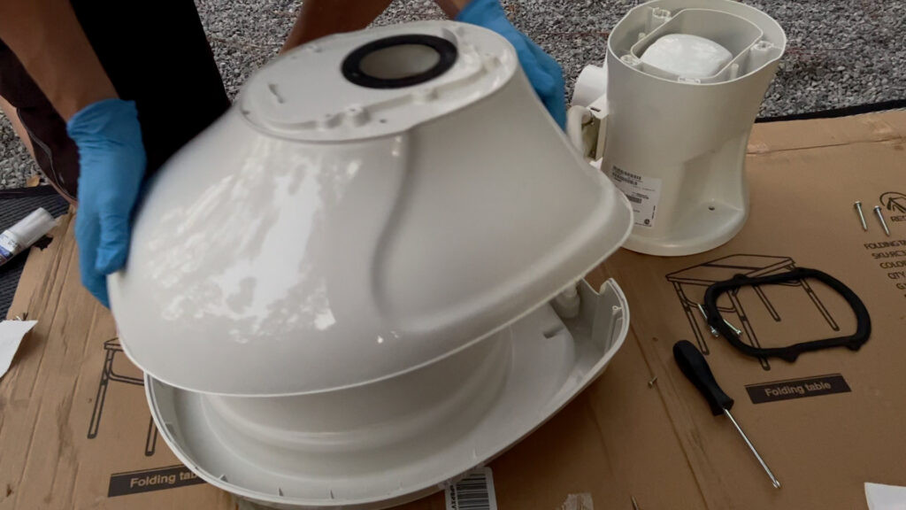 Chất thải có thể tích tụ giữa các lớp vỏ của toilet Dometic 300
