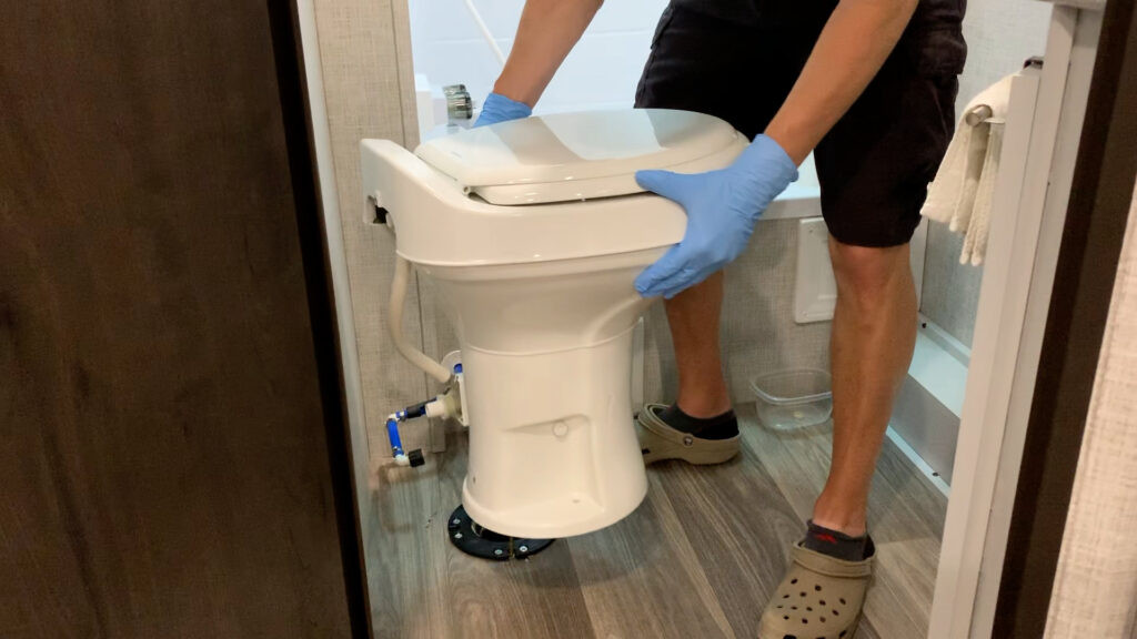 Toilet Dometic 300 với lỗi thiết kế
