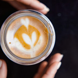Cốc giữ nhiệt espresso bằng thép không gỉ với thiết kế hiện đại, lớp sơn tĩnh điện màu đen và nắp đậy kín giúp giữ nhiệt tốt và chống tràn hiệu quả