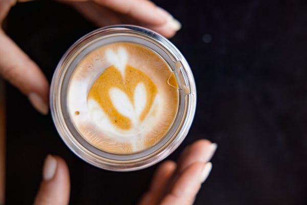 Cốc giữ nhiệt espresso bằng thép không gỉ với thiết kế hiện đại, lớp sơn tĩnh điện màu đen và nắp đậy kín giúp giữ nhiệt tốt và chống tràn hiệu quả