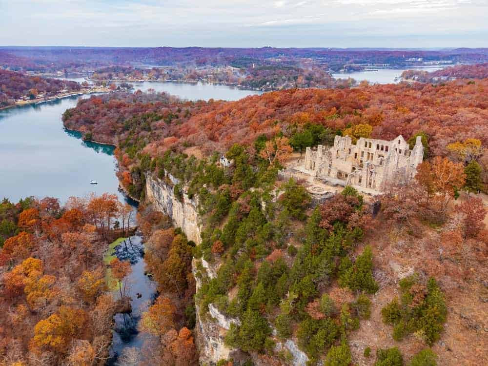 Hồ Ozark thanh bình phản chiếu bầu trời xanh trong vắt