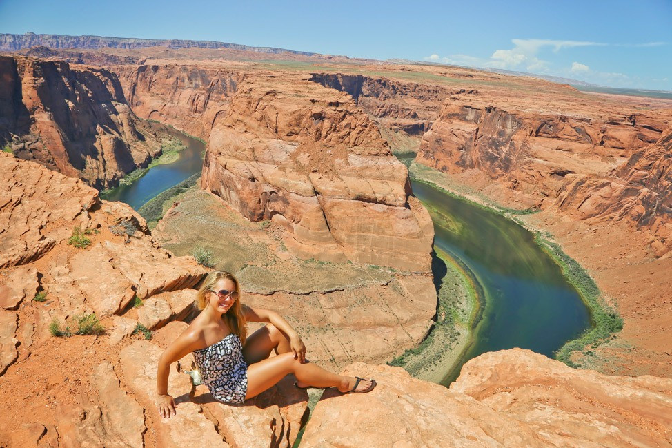 Du khách chèo thuyền Kayak khám phá vẻ đẹp kỳ vĩ của Lake Powell
