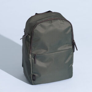 July Carry All Backpack 20L với thiết kế sang trọng và tiện dụng.